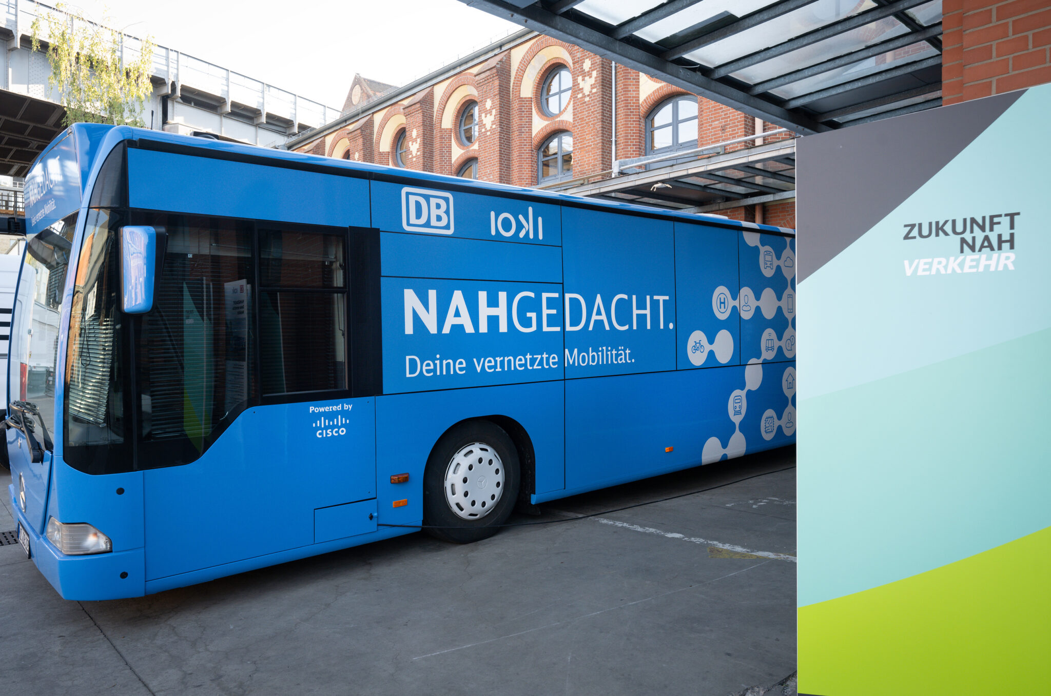 Auf der Branchenmesse „Zukunft Nahverkehr“ zeigt die DB Innovationen der Nahverkehrsbranche. Der Roadshowbus von DB Regio „Nahgedacht“. (c) Deutsche Bahn AG / David Hecker