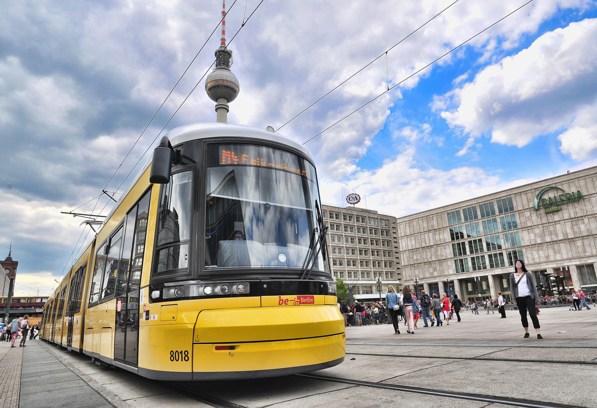 Flexity-Straßenbahn am Alexanderplatz --- Flexity tram at Alexanderplatz