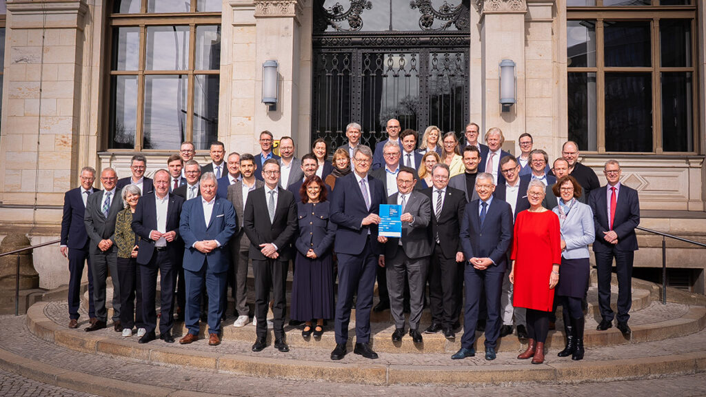 Das BMV hat den Abschlussbericht der Taskforce zuverlässige Bahn mit 22 Maßnahmen vorgelegt. VDV, PRO BAHN und GÜTERBAHNEN reagieren gespalten: Joker-Gleise und digitaler Befehl stoßen auf Zustimmung – strukturelle Lücken und Güterbahnfragen bleiben offen.
