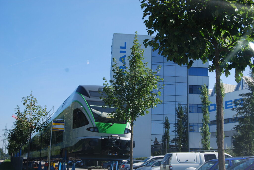 Stadler steigert 2025 Umsatz auf 3,7 Mrd. CHF und verdoppelt den Reingewinn. Trotz Valencia-Flut und Franken-Stärke blickt der Schienenfahrzeugbauer optimistisch auf 2026 – mit über 5 Mrd. CHF Umsatz und mehr als 5 % EBIT-Marge.