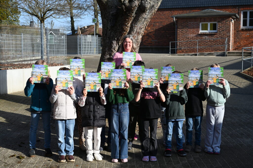 Mit der Übergabe eines Klassensatzes von „Bitte einsteigen!“ an die Grundschule Westerweyhe zeigt sich erneut, welchen Mehrwert dieses Nachwuchsgewinnungs-Projekt aus unserem Fachverlag für die Branche entfaltet.