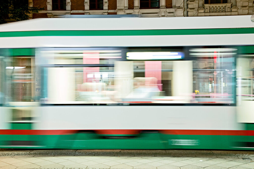 Der ÖPNV in Magdeburg wächst weiter: Über 65 Mio. Fahrgäste im Jahr 2025 (+6,5 Mio.) und ein Rekord bei Abonnements zeigen die steigende Bedeutung von Bus und Straßenbahn. Für Magdeburger Verkehrsbetriebe GmbH & Co. KG betont Geschäftsführerin Birgit Münster-Rendel die Notwendigkeit, Angebot, Betrieb und Investitionen konsequent auszubauen.