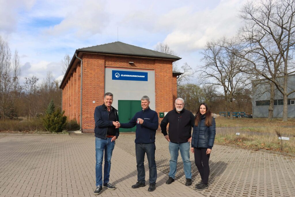 Die GBM Gleisbaumechanik Brandenburg/H. GmbH wächst weiter: Mit dem Erwerb eines 15.000 m² großen Grundstücks samt Werkshallen am Bahnstandort Kirchmöser baut das Unternehmen seine Service- und Wartungskapazitäten für Schienenfahrzeuge gezielt aus.