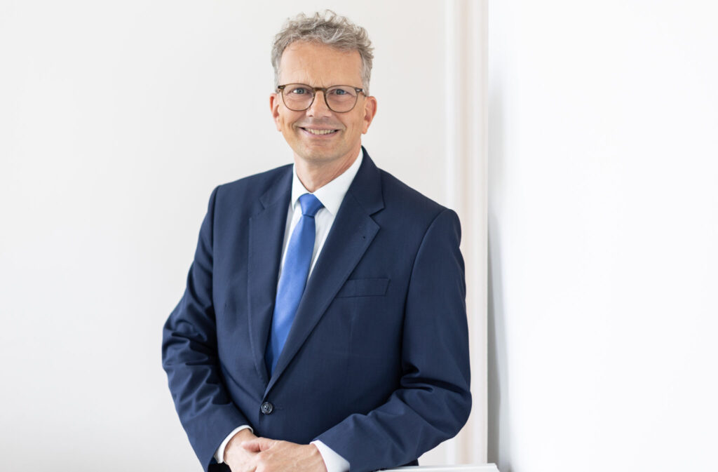 Holger Banik übernimmt ab 1. Mai 2026 zusätzlich die Geschäftsführung der JadeWeserPort-Marketinggesellschaft. Die Bündelung von Infrastruktur, Betrieb und Vermarktung soll die Wettbewerbsfähigkeit des Hafenstandorts Wilhelmshaven weiter stärken.