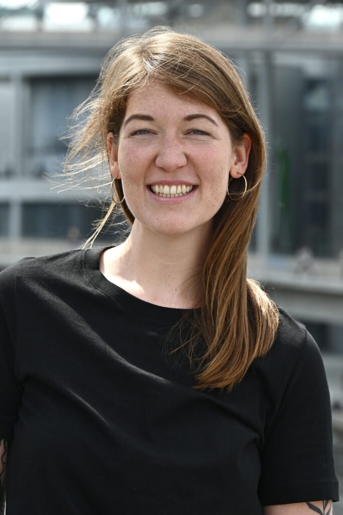 Neele Wesseln legt ihr Mandat als Geschäftsführerin von DIE GÜTERBAHNEN zum Jahreswechsel 2026 nieder. Bis dahin führt sie ihre Arbeit fort. Vorstand und Geschäftsführung würdigen ihre prägenden Impulse für den Verband und den Schienengüterverkehr.