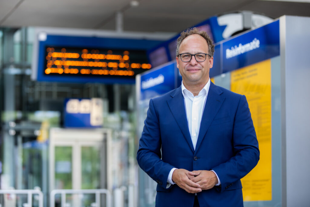 Der niederländische Finanzminister verlängert die Amtszeit von NS-CEO Wouter Koolmees um vier Jahre. Der Aufsichtsrat lobt operative Fortschritte, steigende Fahrgastzahlen und solide Finanzen. Start der neuen Amtszeit: 1. November 2026.