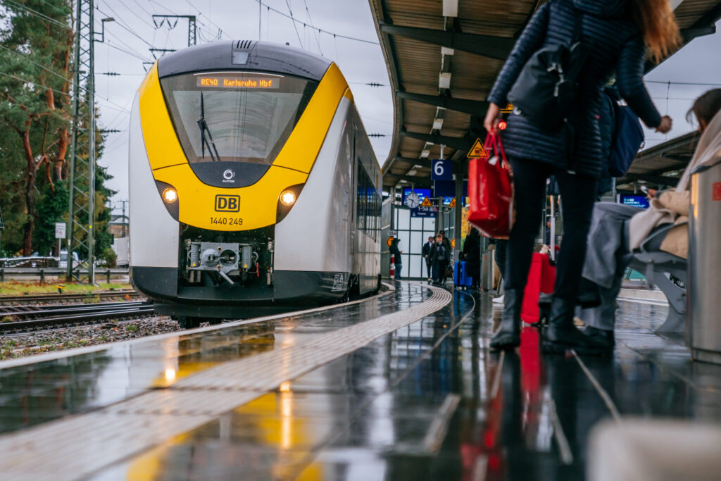 Neue Landesregierungen, neue Koalitionsverträge: mobifair analysiert die Vorhaben in Rheinland-Pfalz und Baden-Württemberg – mit Fokus auf Tariftreue, Vergaberecht sowie Qualität und Sicherheit im öffentlichen Personennahverkehr.