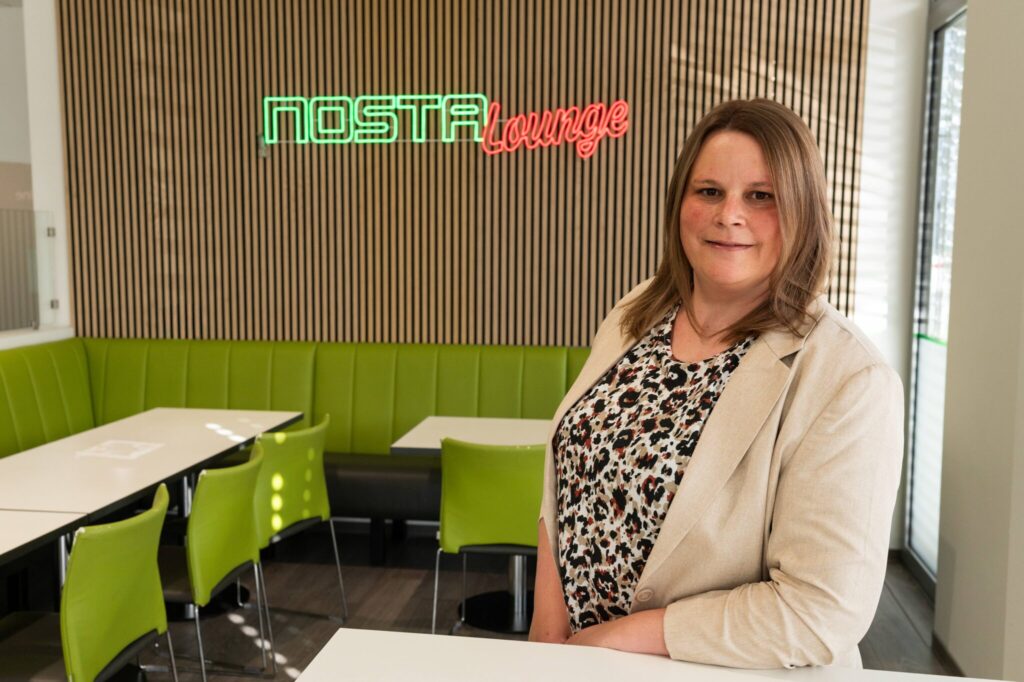 Die NOSTA Group bündelt ihren Vertrieb: Janina Reichert übernimmt als Head of Sales Germany. Fokus liegt auf integrierten Logistiklösungen, enger Verzahnung mit Marketing und profitablem Wachstum.