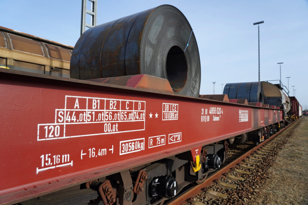 Rohstoffengpässe in der Stahlindustrie alarmieren drei Bundesländer: Saarland, Niedersachsen und Brandenburg haben mit DB-Chefin Evelyn Palla, DB InfraGO und DB Cargo eine Ad-hoc-Fach­runde zur Stabilisierung kritischer Schienengüterverkehre vereinbart.