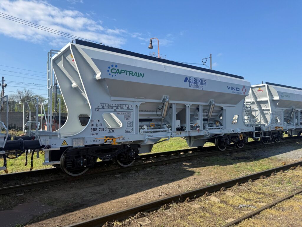 Captrain verlängert den Baustoffverkehr mit VINCI Construction und übernimmt eine vierte Garnitur Faccns-Wagen. ITL steigert Kapazität und Flexibilität im Schienengüterverkehr zwischen Mühlberg (Elbe), Berlin, Emsland und Hamburg.
