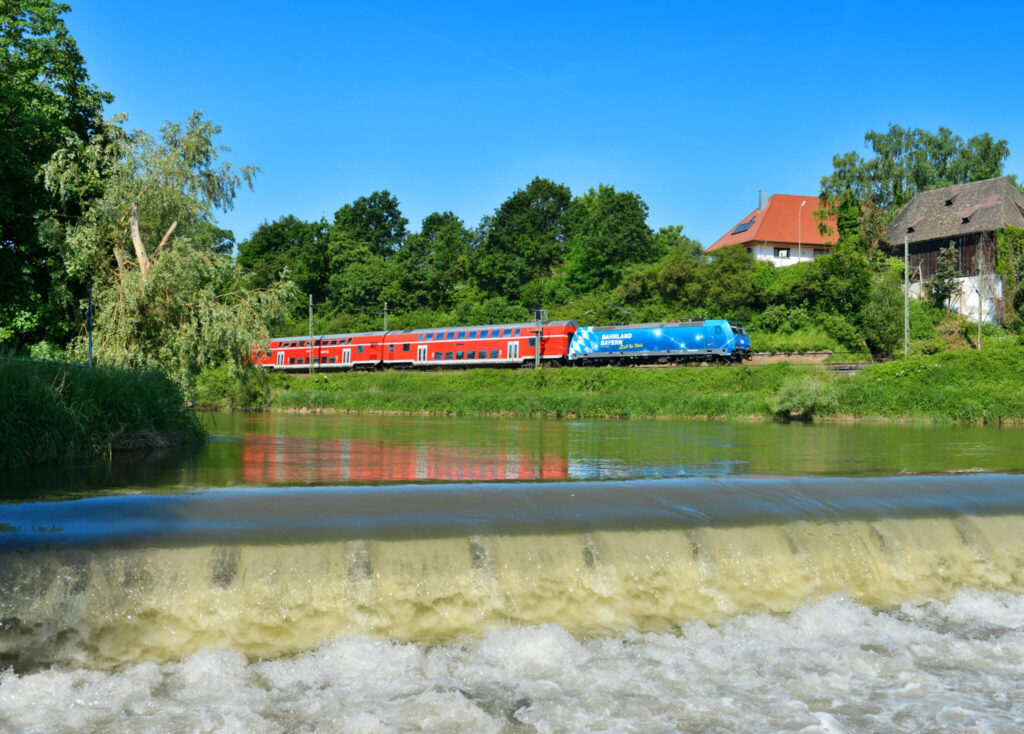 Bayerns Regionalzüge kamen 2025 zu 84,9 Prozent pünktlich ans Ziel – kaum besser als im Vorjahr. Die BEG macht Infrastrukturmängel und unkoordi­nierte Bauarbeiten von DB InfraGO verantwortlich. Die Zugausfallquote sank immerhin auf 6,9 Prozent.