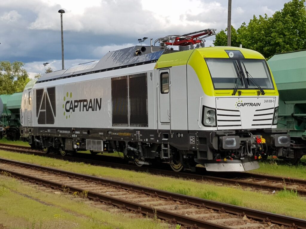 Captrain reagiert auf das Rhein-Niedrigwasser mit zusätzlichen Schienenkapazitäten: Drei bis vier extra Umläufe pro Woche zwischen Wilhelmshaven und dem Ruhrgebiet sowie erweiterte Kokstransporte nach Frankreich sichern Lieferketten der Stahlindustrie.