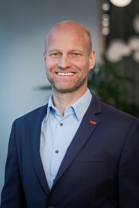 Matthias Bütler übernimmt definitiv die Leitung der SBB-Division Markt Personenverkehr und tritt der Konzernleitung bei. Er hatte die Division seit dem Weggang von Véronique Stephan im April 2026 interimistisch geführt.
