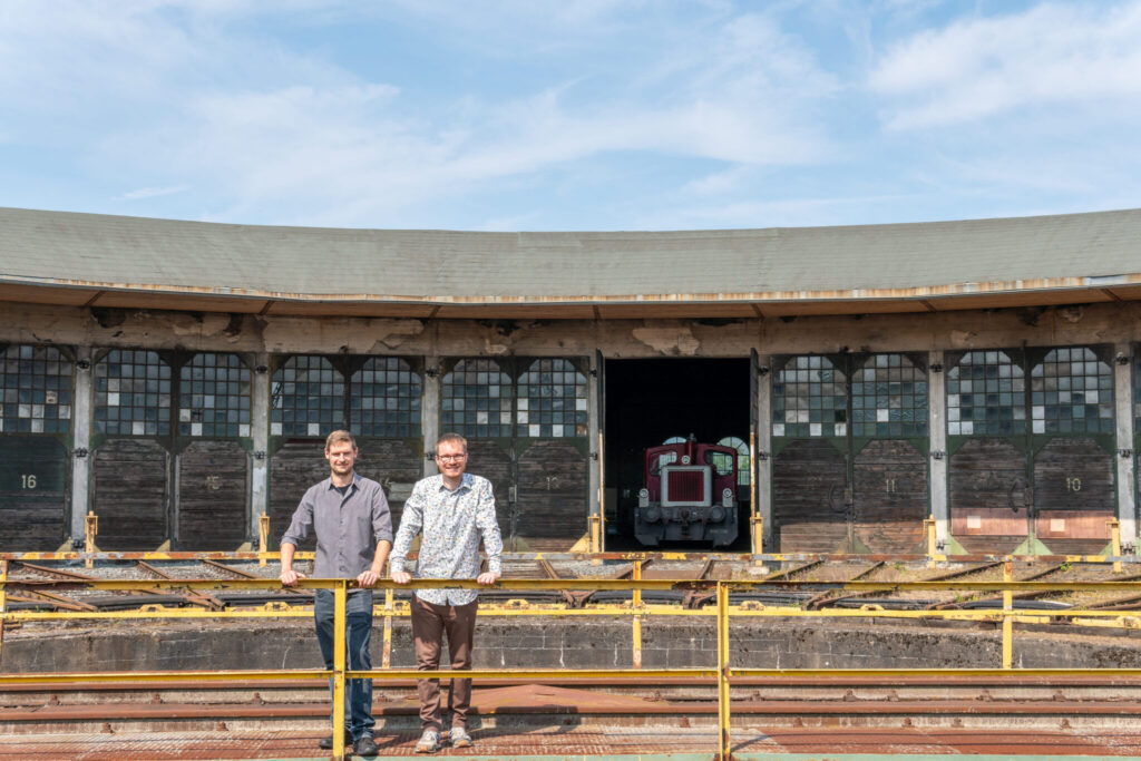 Das Bahnbetriebswerk Lichtenfels hat einen neuen Eigentümer: Zum 1. Juli 2026 übernahm die Bahnbetriebswerk Lichtenfels eG die historische Anlage mit Ringlokschuppen und Drehscheibe – und öffnet sie künftig als Serviceeinrichtung für kommerzielle EVU und Museumsbahnen.