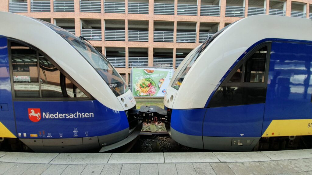 Die LNVG lässt 72 LINT-Triebzüge für 65 Millionen Euro modernisieren: neue Sitze, LED-Beleuchtung, Echtzeit-Fahrgastinformation und frische Lackierung. Den Auftrag erhält die Verkehrs Industrie Systeme GmbH – Start ist August 2027.