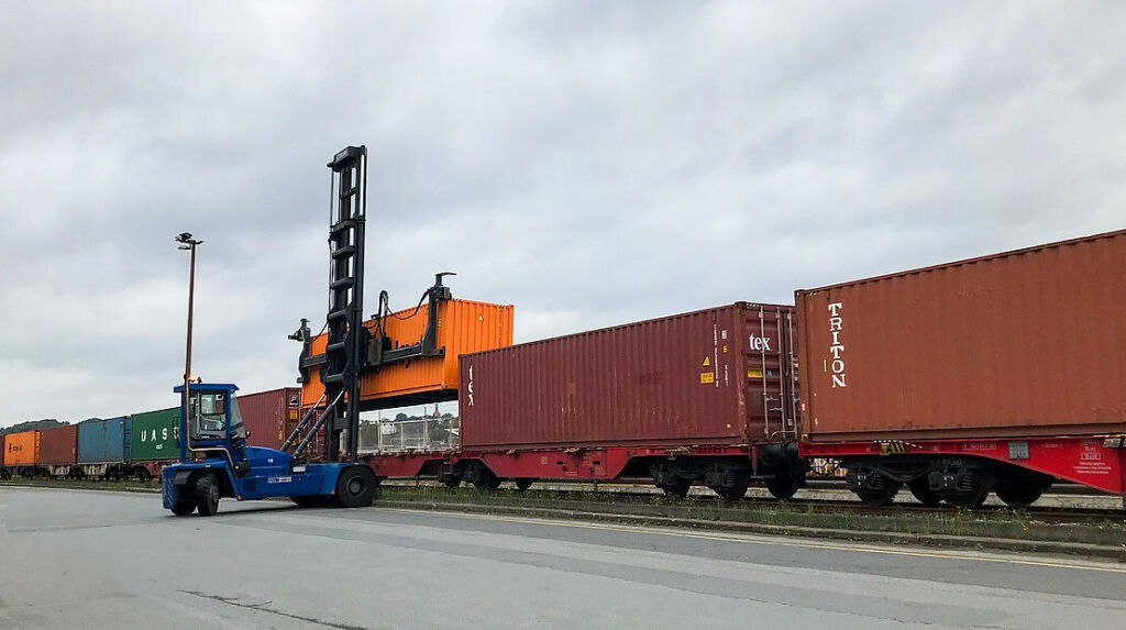 Leercontainer auf der Schiene: Die HCCR transportierte 2025 rund 20.000 TEU per Bahn vom Hamburger Depot ins Hinterland – Tendenz steigend. Ganzzüge bis 720 Meter Länge machen den Transport großer Mengen effizient und vermeiden zahlreiche Lkw-Fahrten.