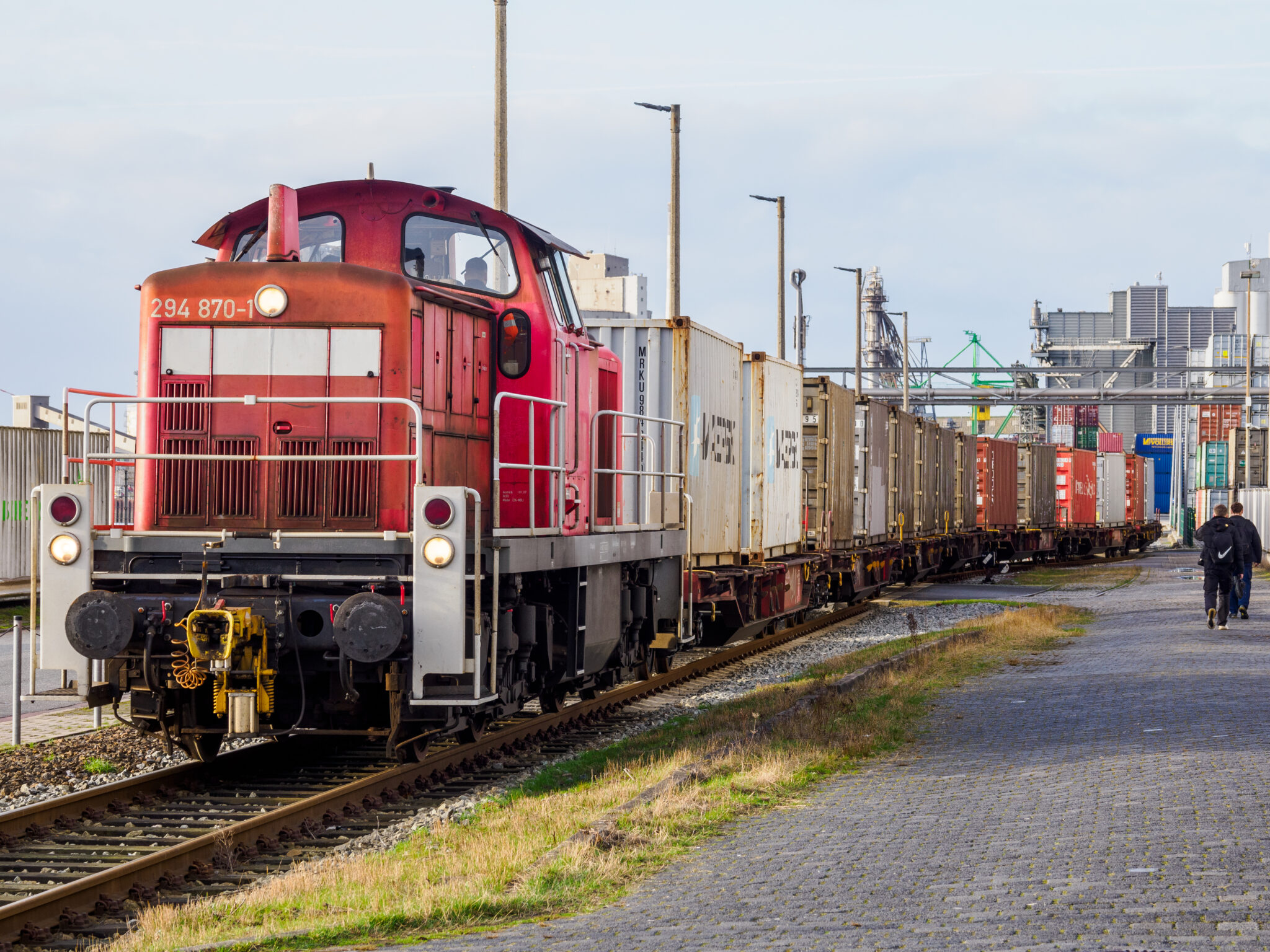 Containerzug_wird_zusammengestellt_im_Industriehafen_Bremen_(2024)
